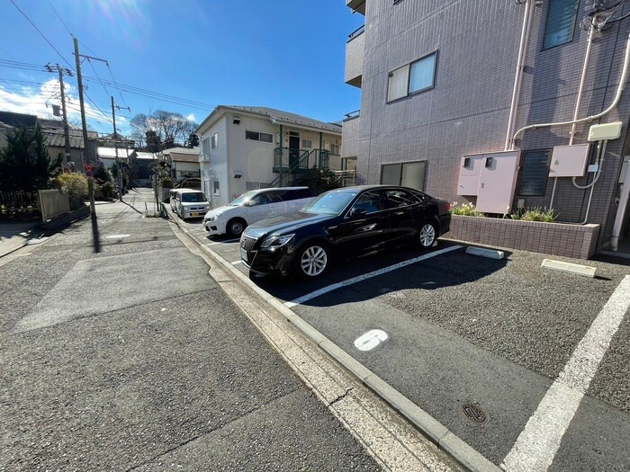 物件外観写真3　(駐車場)