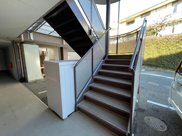 物件外観写真6　(エントランス部分)