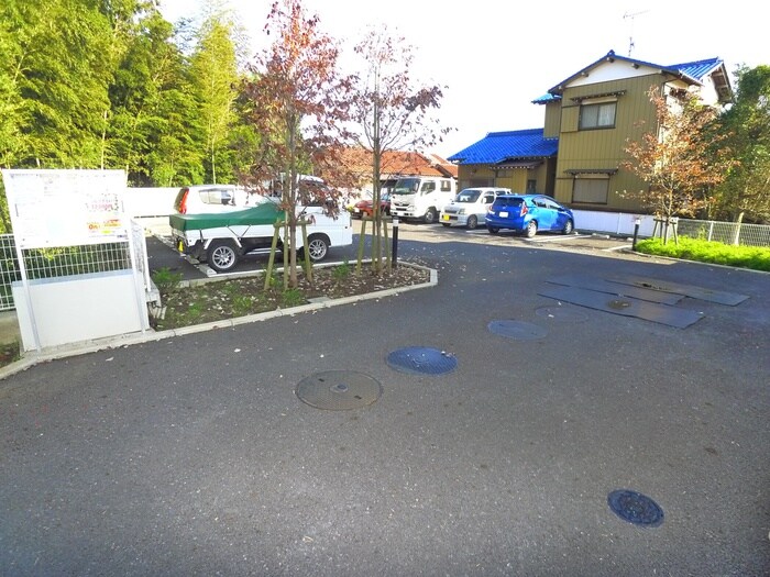 物件外観写真5　(駐車場)