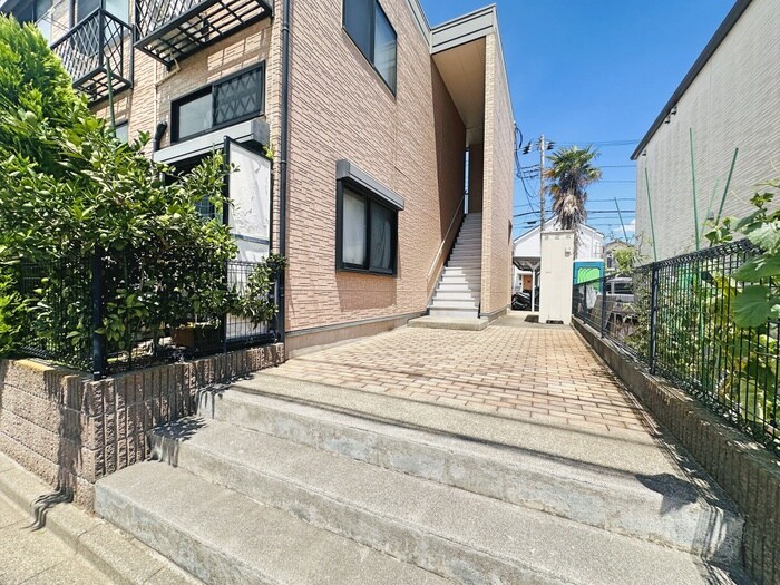 物件外観写真2　(エントランス部分)