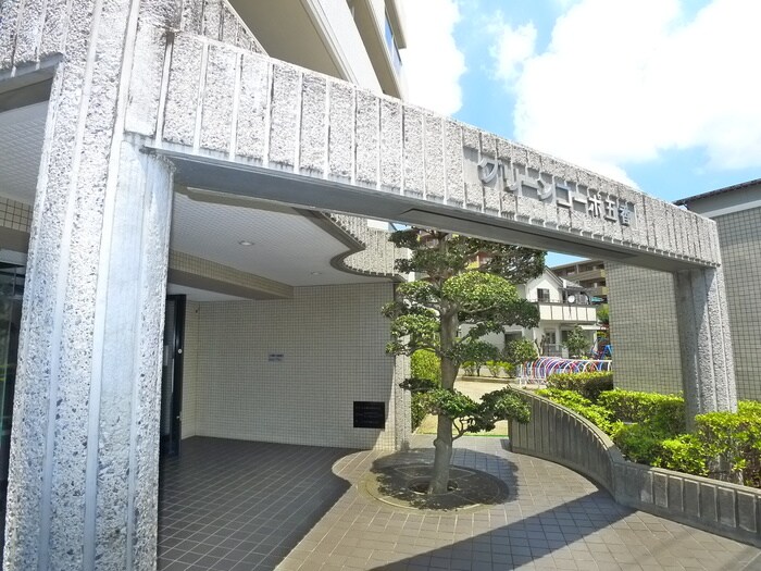 物件外観写真2　(エントランス部分)