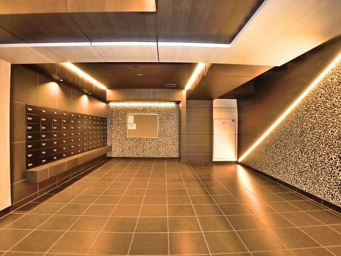 物件外観写真2　(エントランス部分)