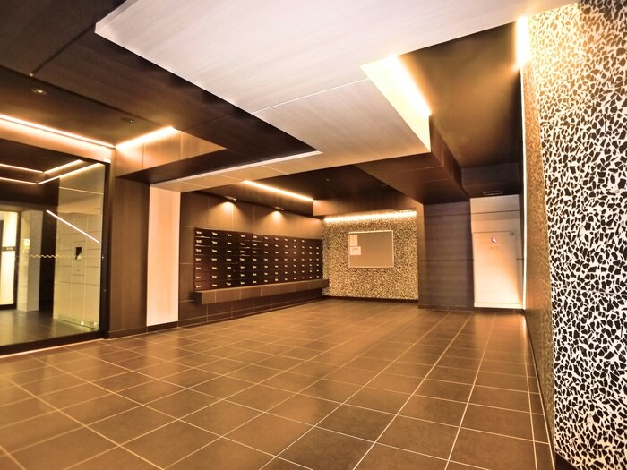 物件外観写真5　(エントランス部分)