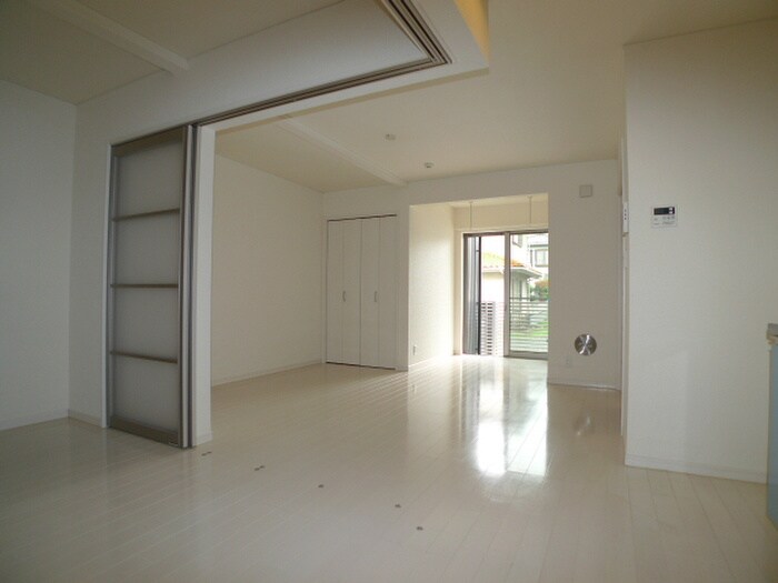 物件内観写真7　(室内からの展望)