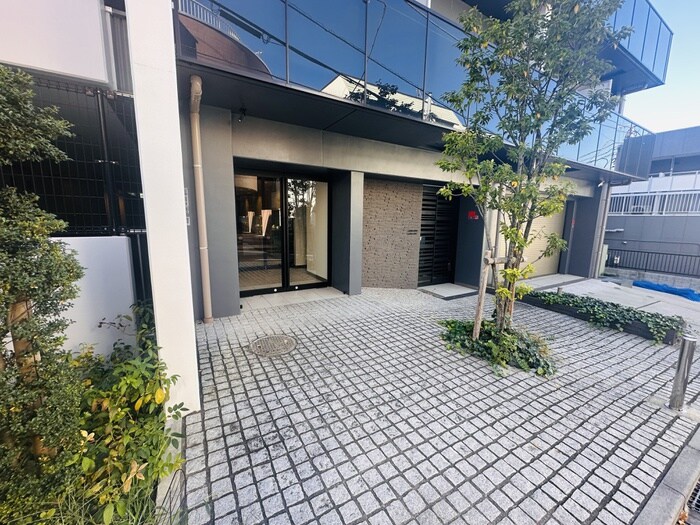 物件外観写真2　(エントランス部分)