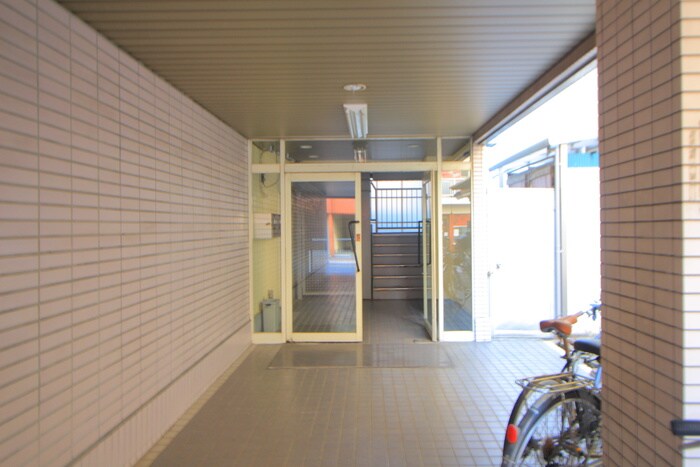 物件外観写真3　(エントランス部分)