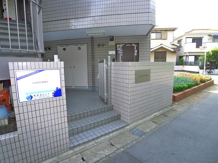 物件外観写真3　(エントランス部分)