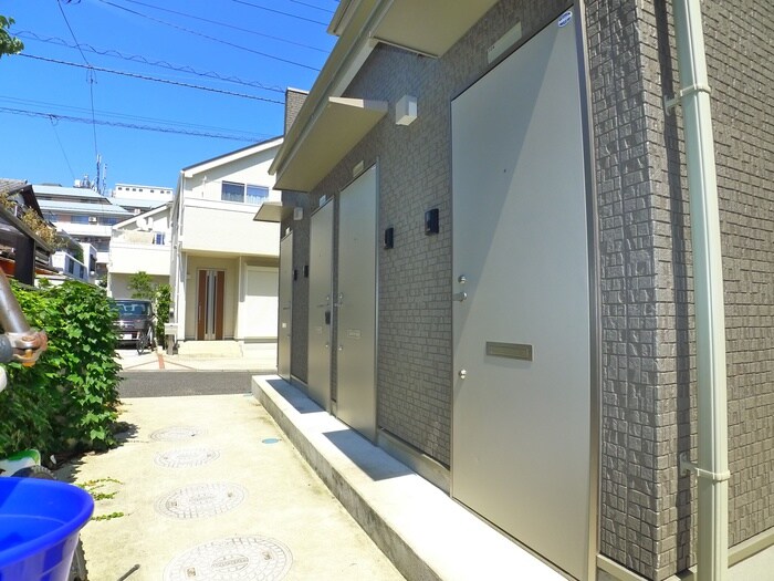 物件外観写真2　(エントランス部分)