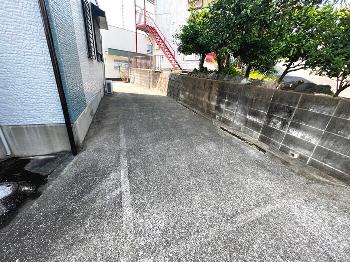 物件外観写真4　(駐車場)