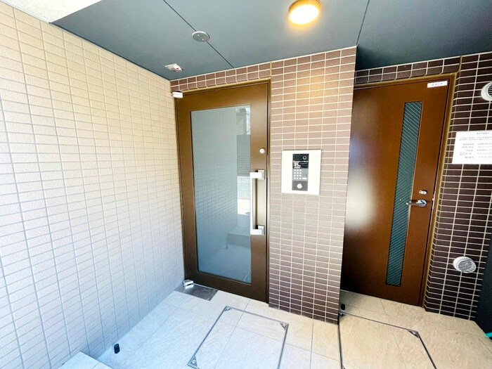 物件外観写真3　(エントランス部分)
