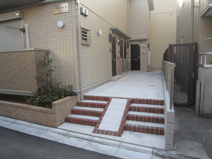 物件外観写真2　(エントランス部分)