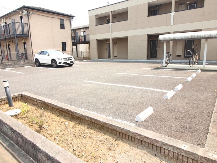 物件外観写真4　(駐車場)
