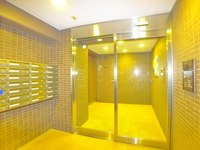 物件外観写真3　(エントランス部分)