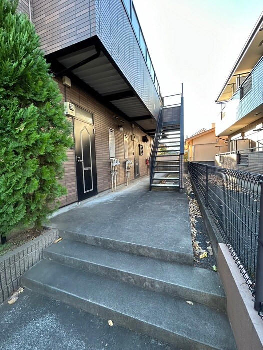 物件外観写真3　(エントランス部分)