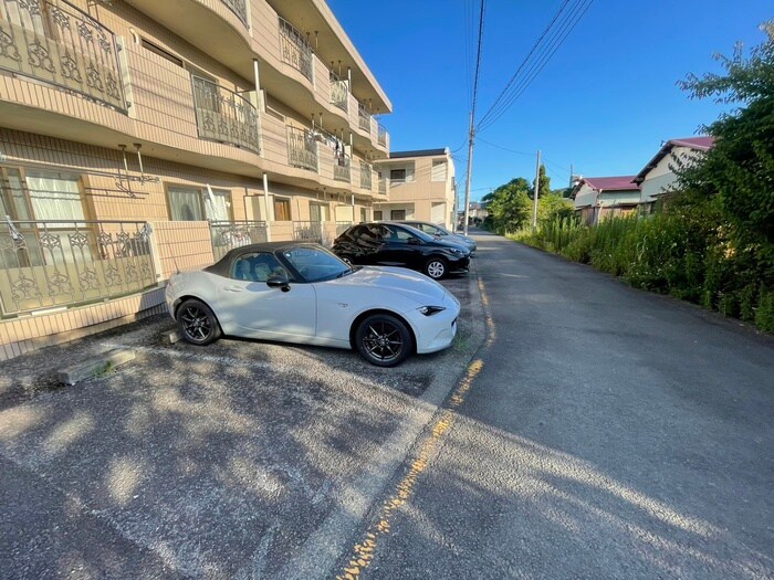 物件外観写真5　(駐車場)