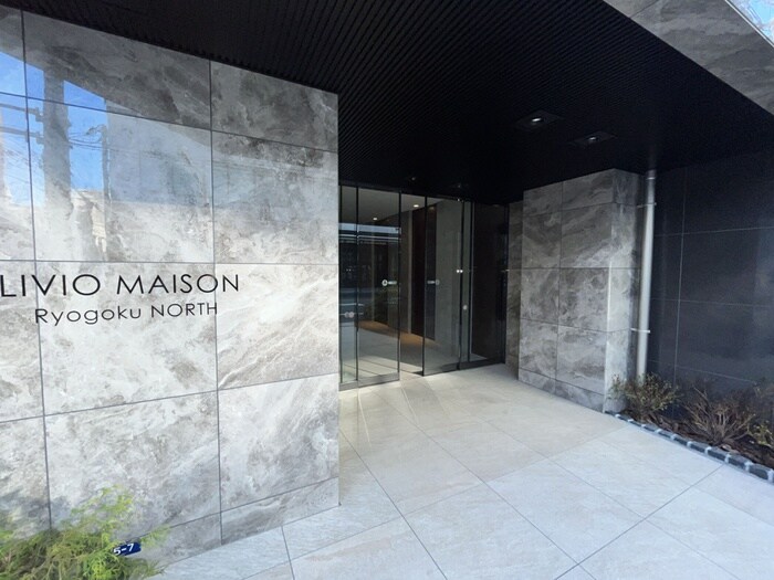 物件外観写真2　(エントランス部分)