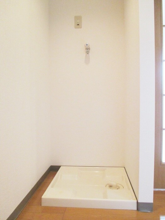 物件内観写真14　(洗濯機置場)