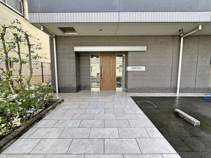 物件外観写真2　(エントランス部分)