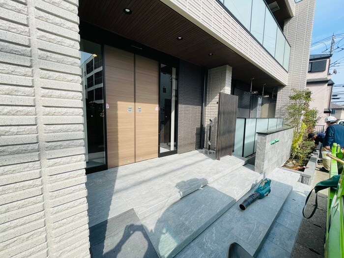 物件外観写真4　(エントランス部分)