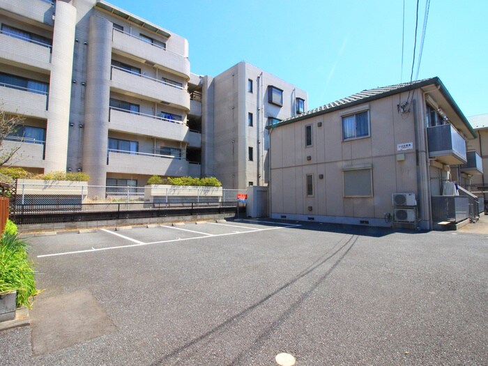 シャトル中央の駐車場