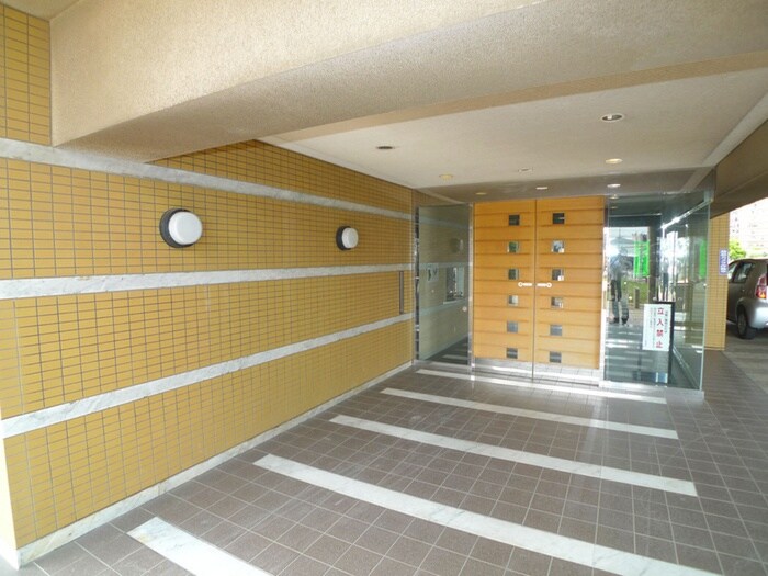 物件外観写真3　(エントランス部分)