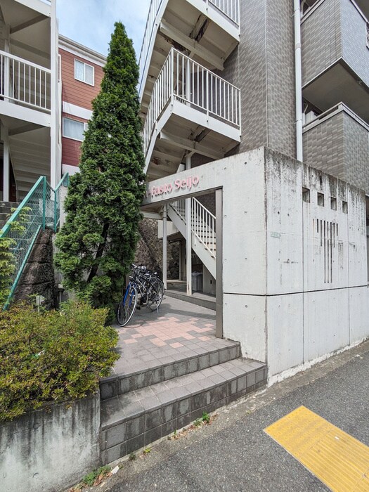 物件外観写真3　(エントランス部分)