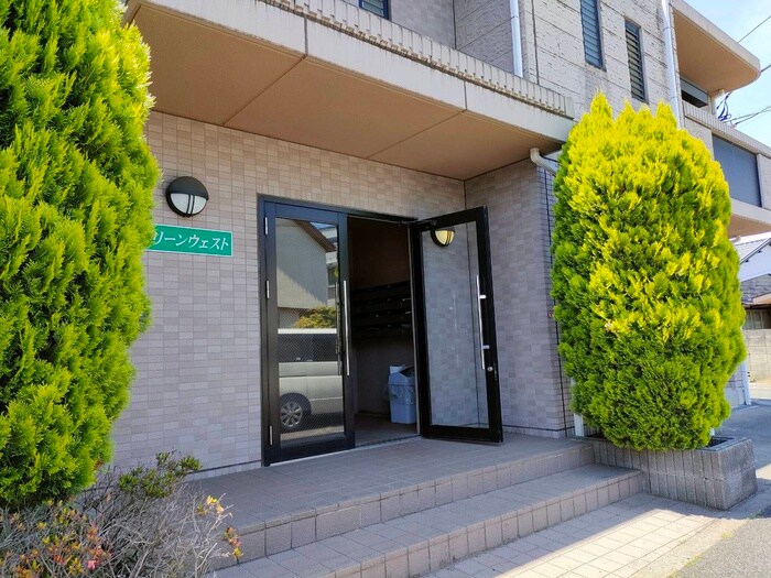 物件外観写真3　(エントランス部分)