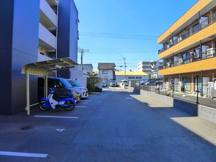 物件外観写真4　(駐車場)
