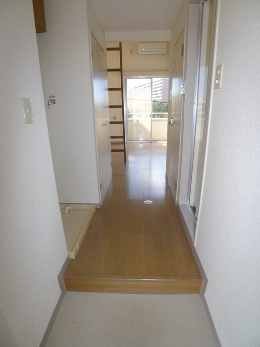 物件内観写真4　(玄関)