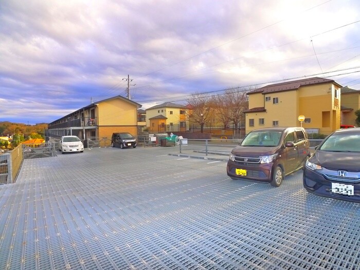 物件外観写真4　(駐車場)