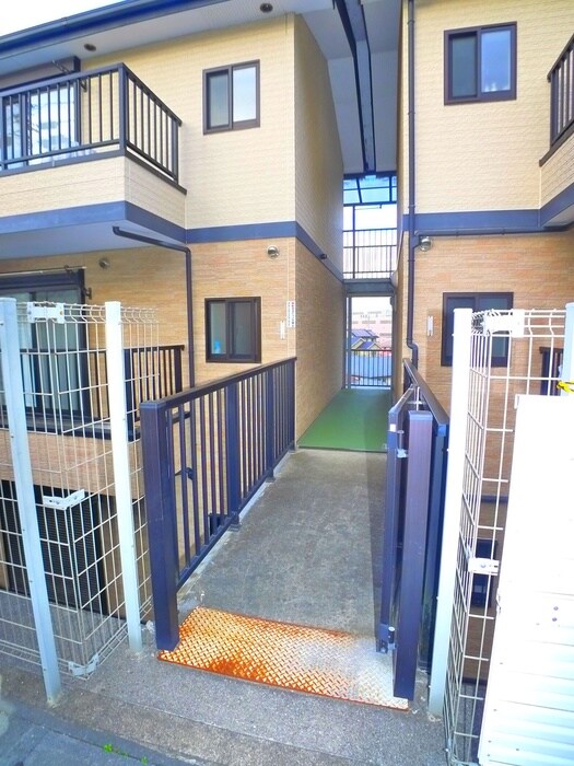 物件外観写真6　(エントランス部分)