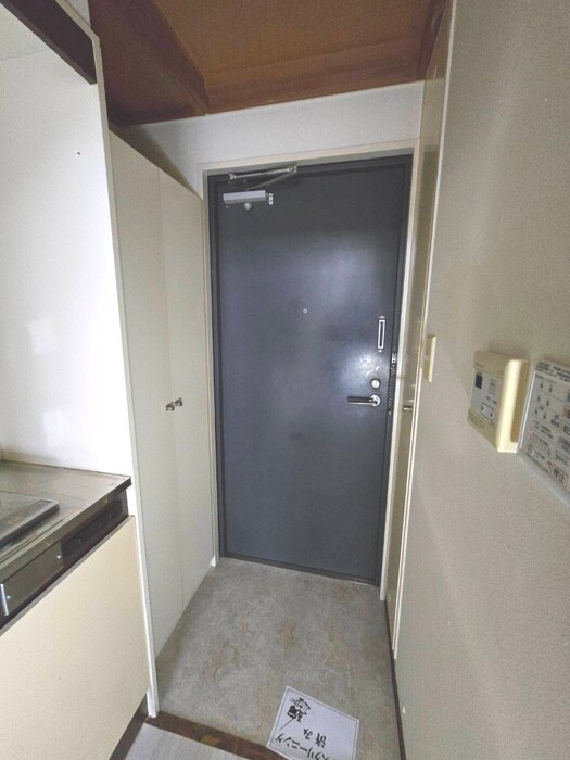 物件内観写真8　(玄関)