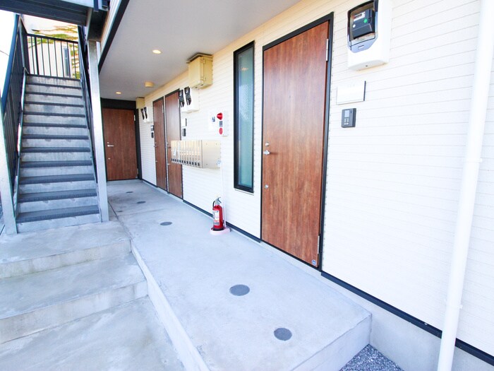 物件外観写真2　(エントランス部分)