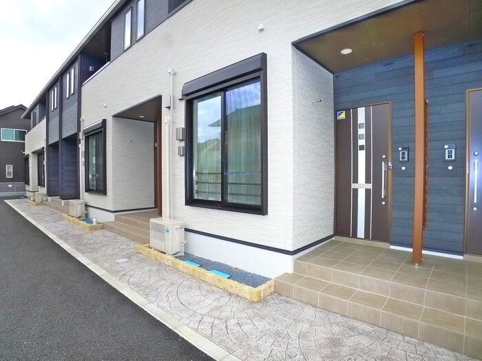 物件外観写真4　(エントランス部分)