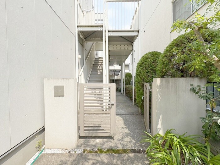 物件外観写真2　(エントランス部分)