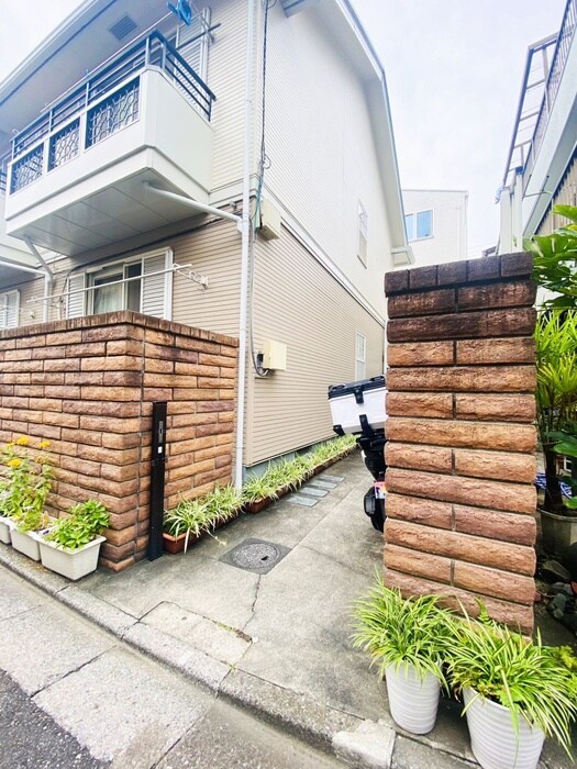 物件外観写真3　(エントランス部分)