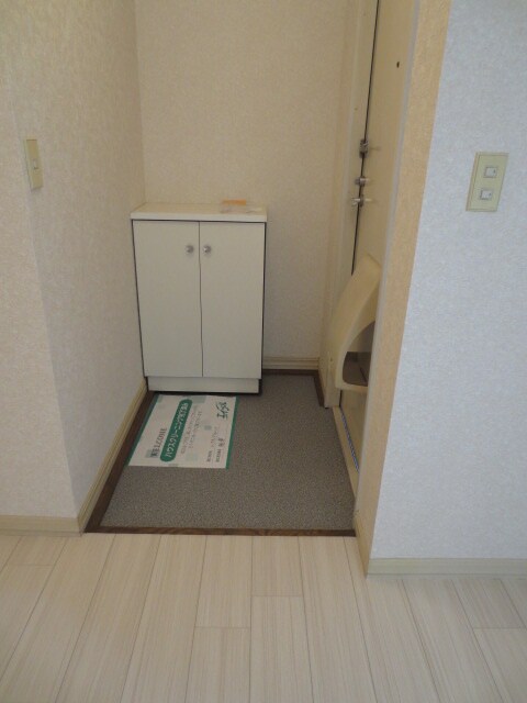 物件内観写真4　(玄関)