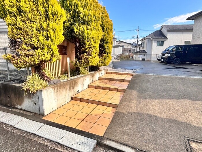 物件外観写真5　(エントランス部分)