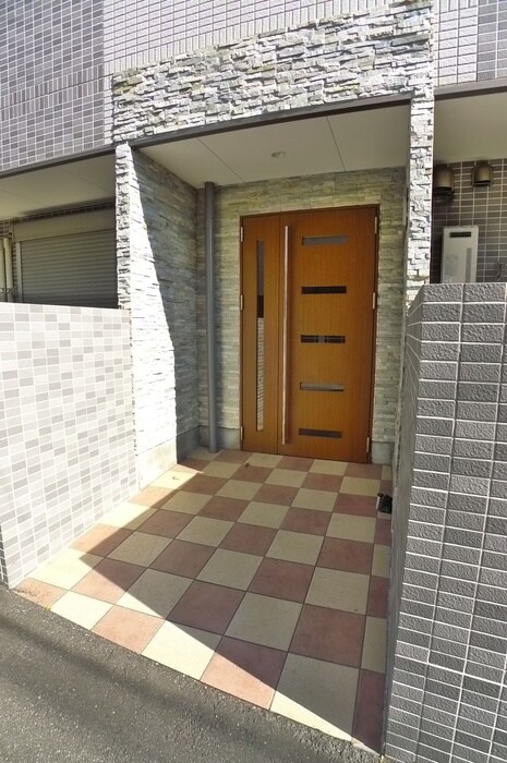 物件外観写真4　(エントランス部分)