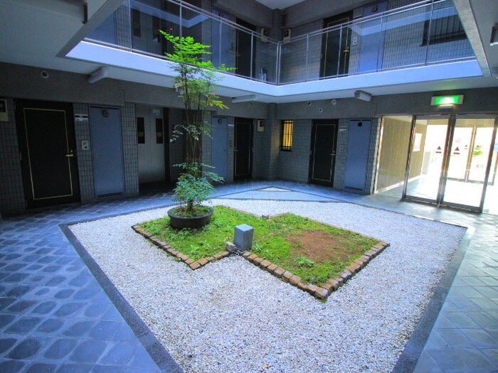 物件外観写真4　(エントランス部分)