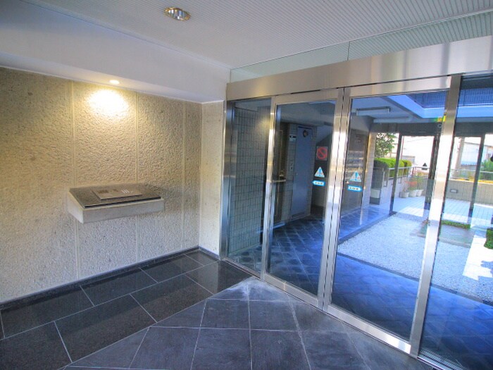 物件外観写真6　(エントランス部分)