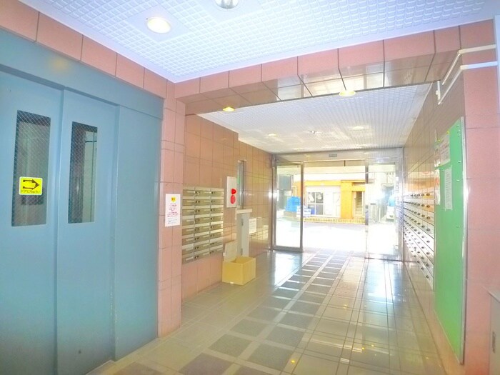 物件外観写真4　(エントランス部分)