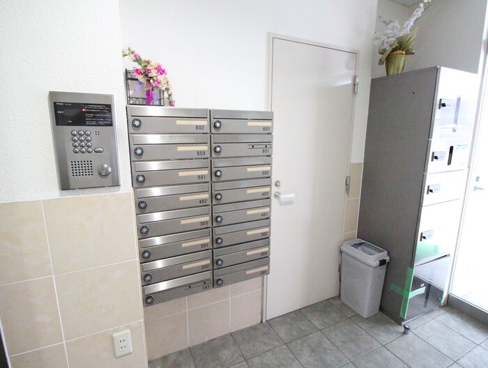 物件外観写真5　(エントランス部分)