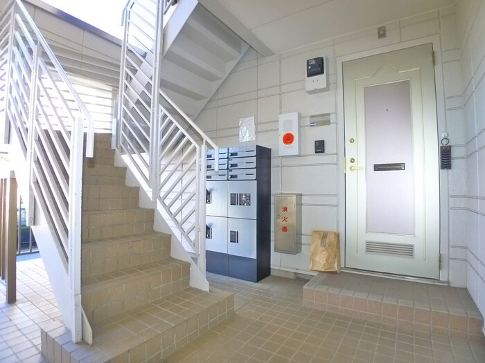 物件外観写真2　(エントランス部分)