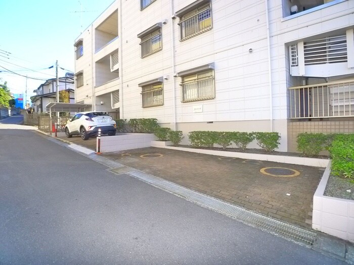 物件外観写真3　(駐車場)