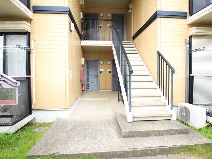 物件外観写真5　(エントランス部分)