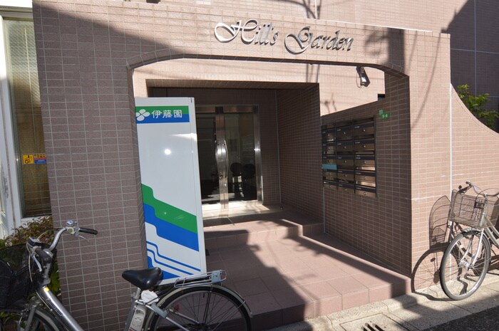 物件外観写真2　(エントランス部分)