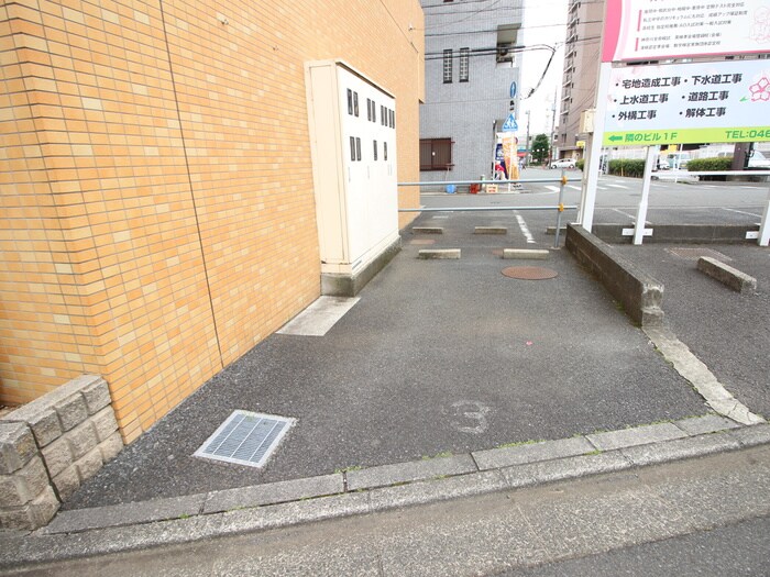 物件外観写真3　(駐車場)