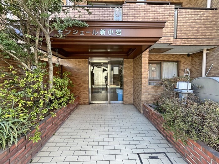 物件外観写真2　(エントランス部分)