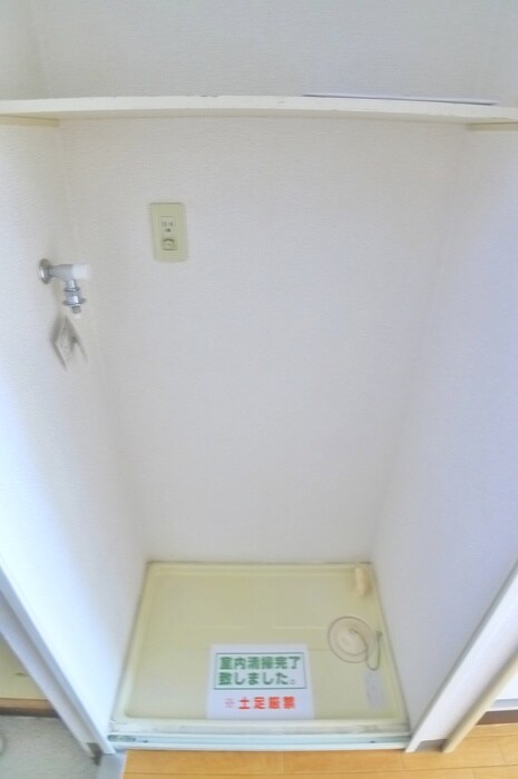 物件内観写真15　(洗濯機置場)